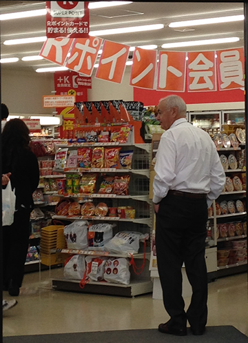 SSCS Vice President of Sales and Marketing Al Stoeberl checking out Circle K Kyoto.